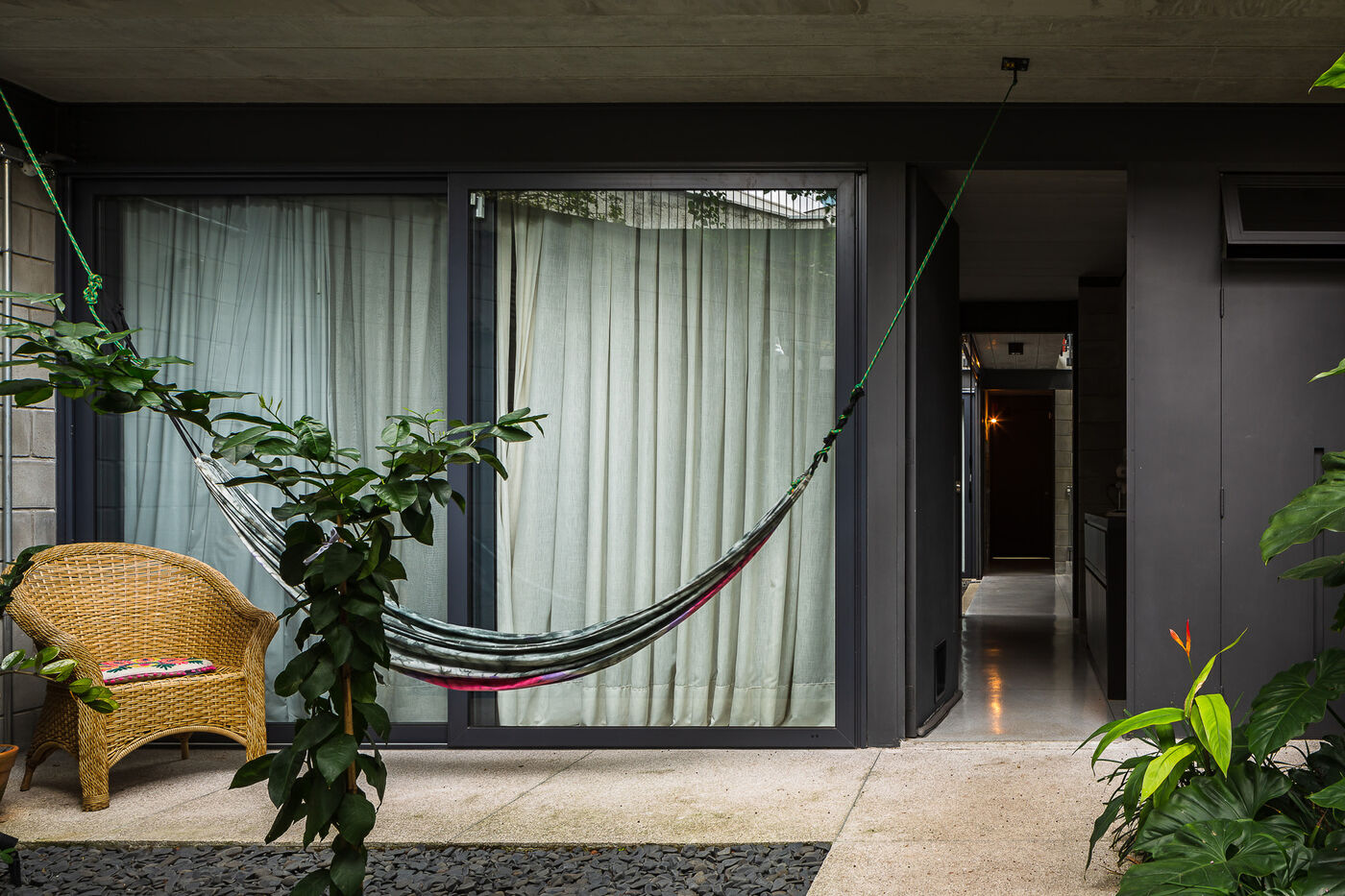 Ubaíra House 混凝土+玻璃 构筑通透感别墅设计案例