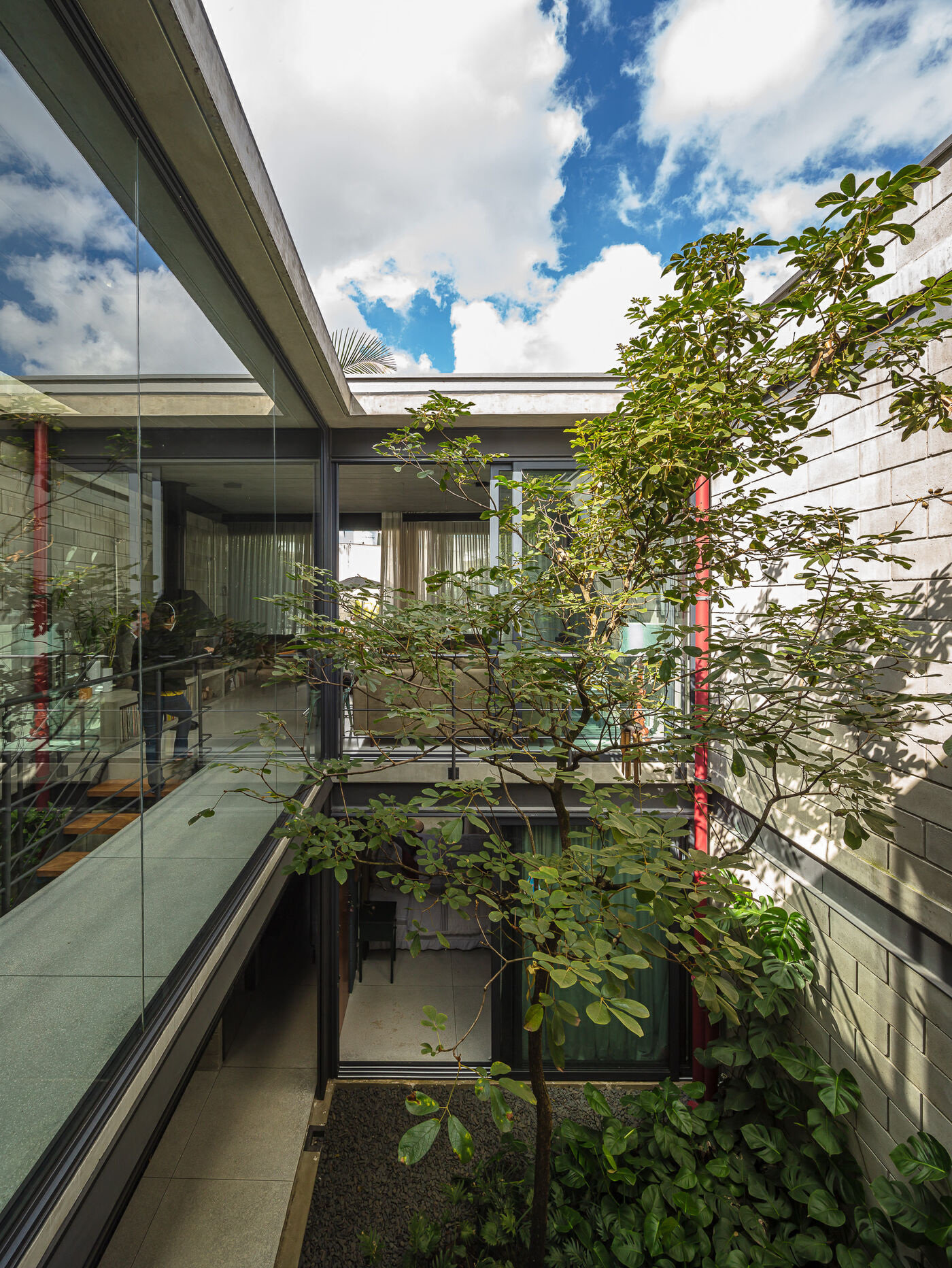 Ubaíra House 混凝土+玻璃 构筑通透感别墅设计案例