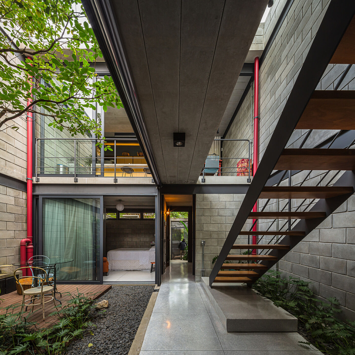 Ubaíra House 混凝土+玻璃 构筑通透感别墅设计案例