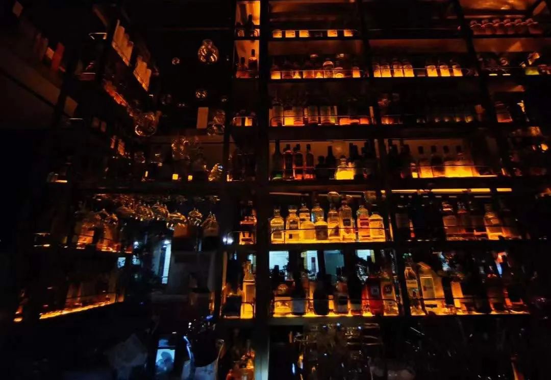 JAZZ BAR 壹间酒廊里的爵士女伶，春风十里不如你设计案例