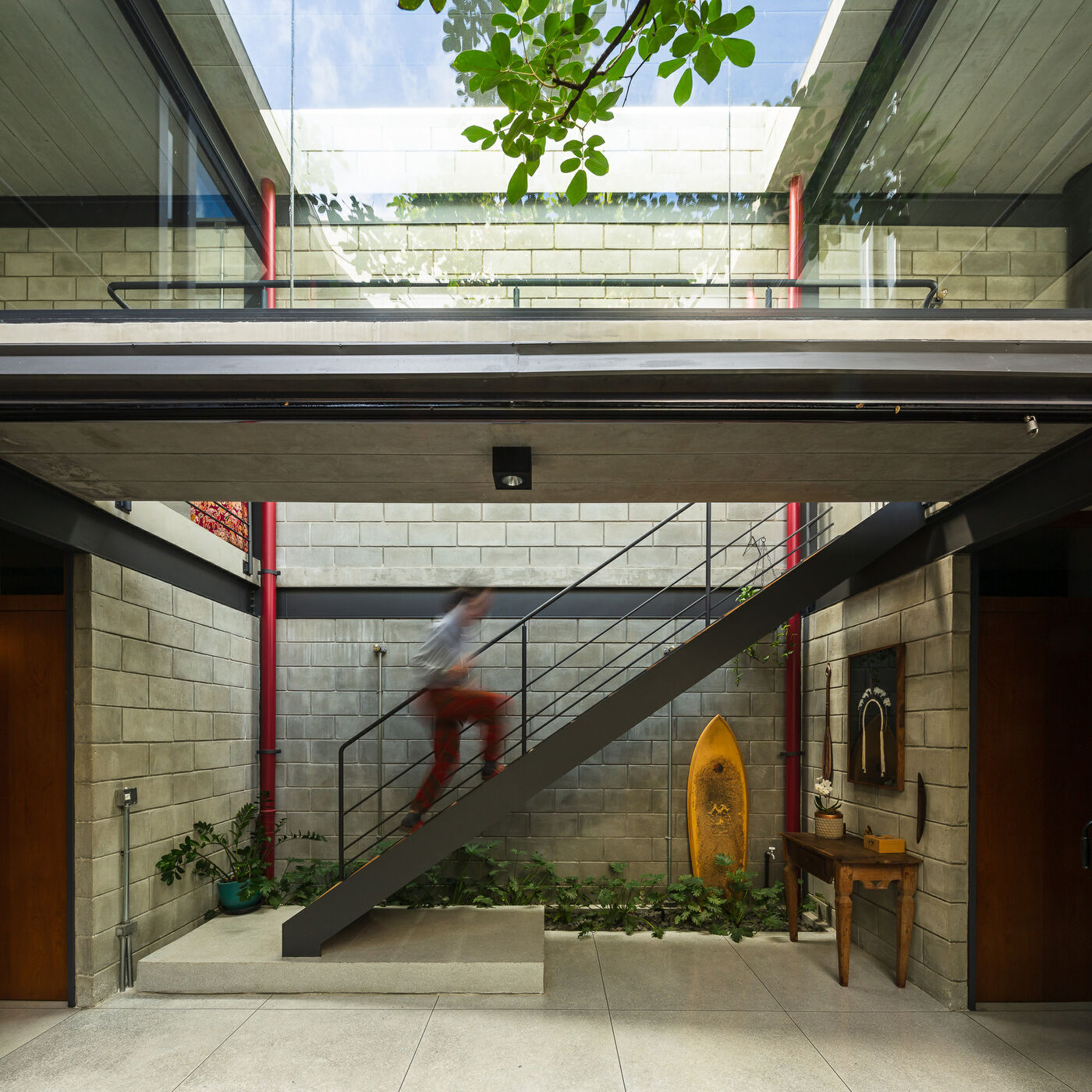 Ubaíra House 混凝土+玻璃 构筑通透感别墅设计案例