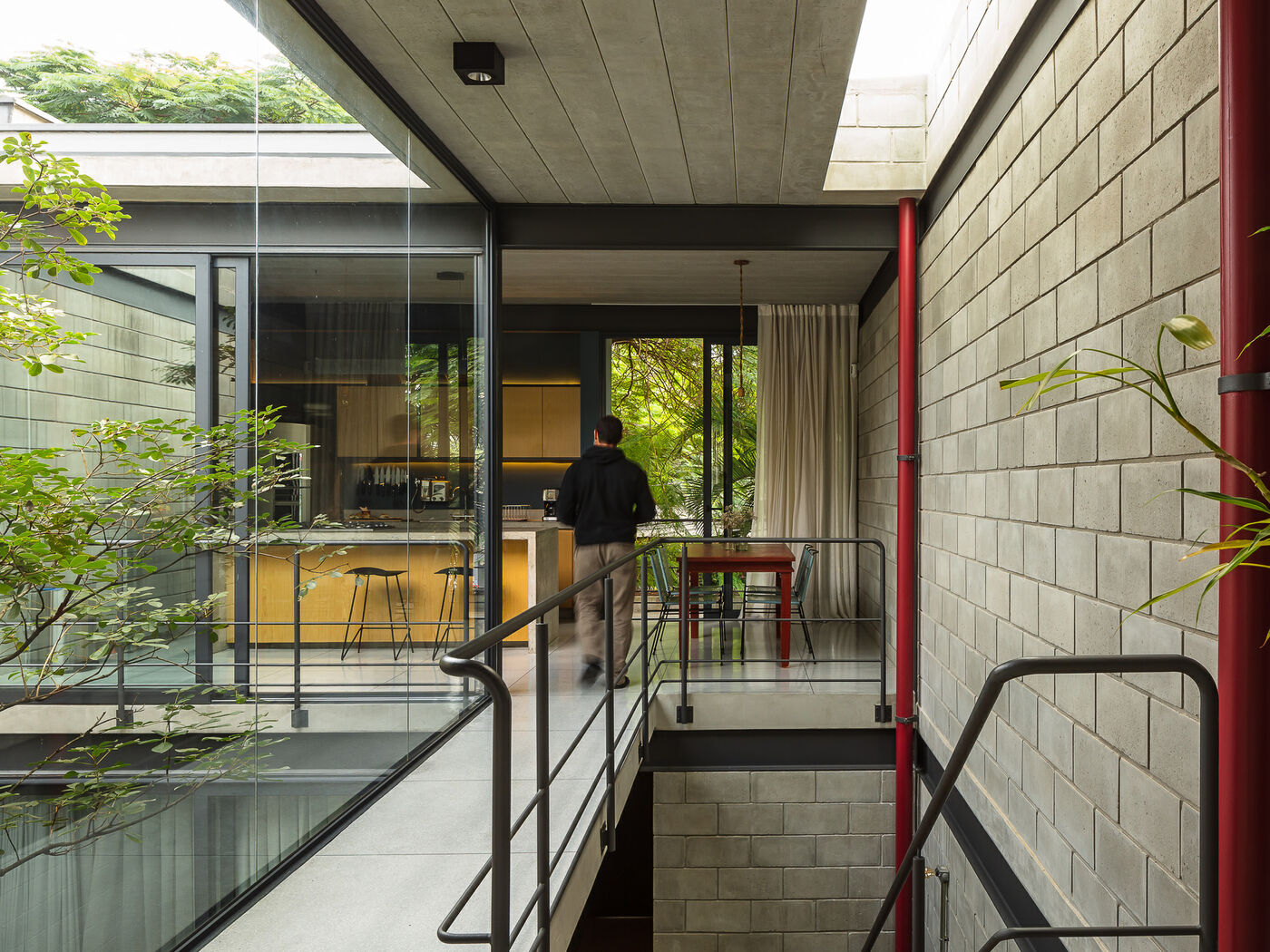 Ubaíra House 混凝土+玻璃 构筑通透感别墅设计案例
