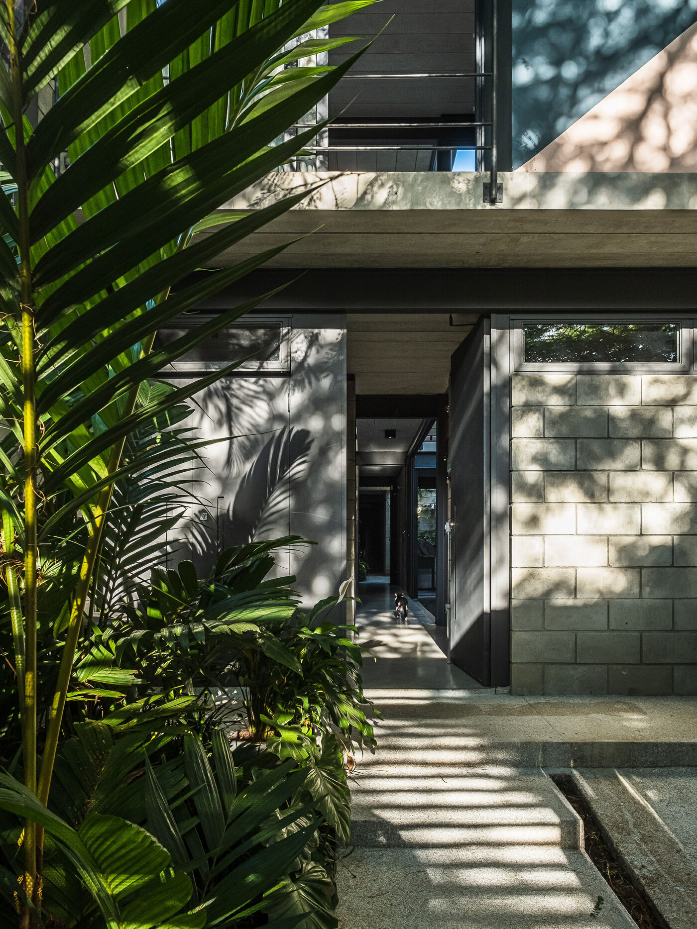 Ubaíra House 混凝土+玻璃 构筑通透感别墅设计案例