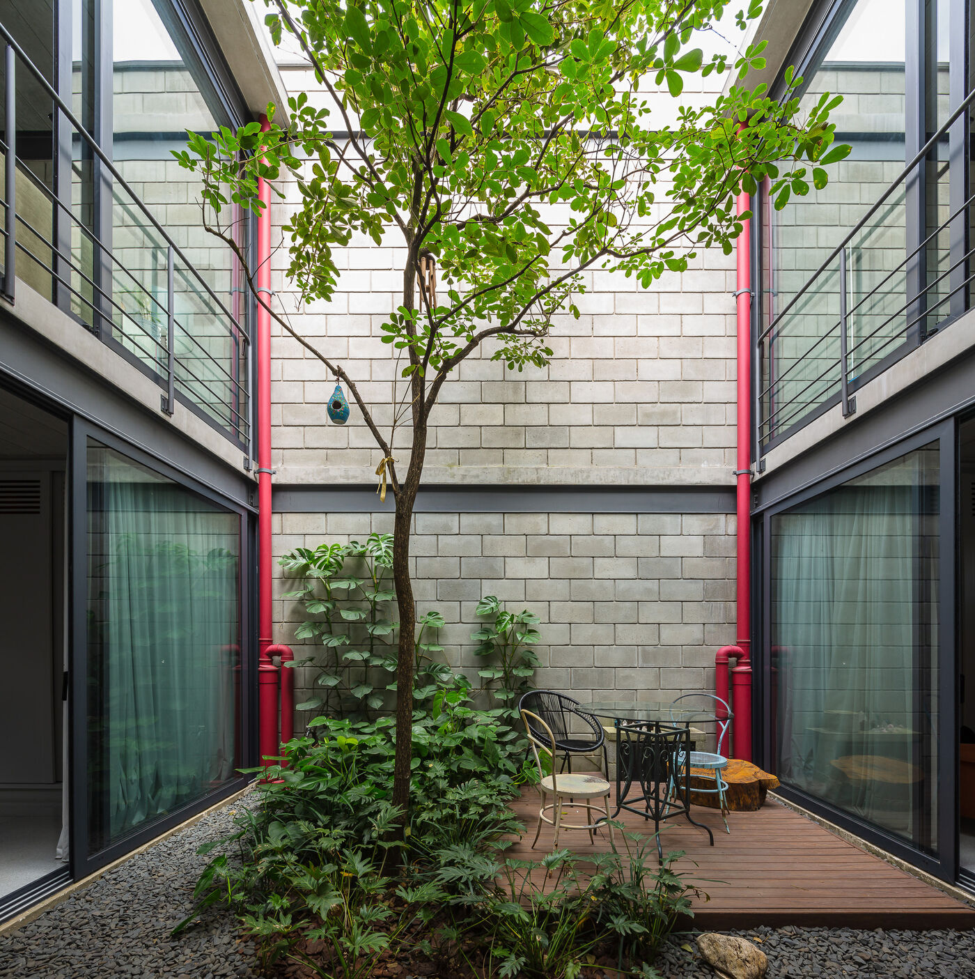 Ubaíra House 混凝土+玻璃 构筑通透感别墅设计案例