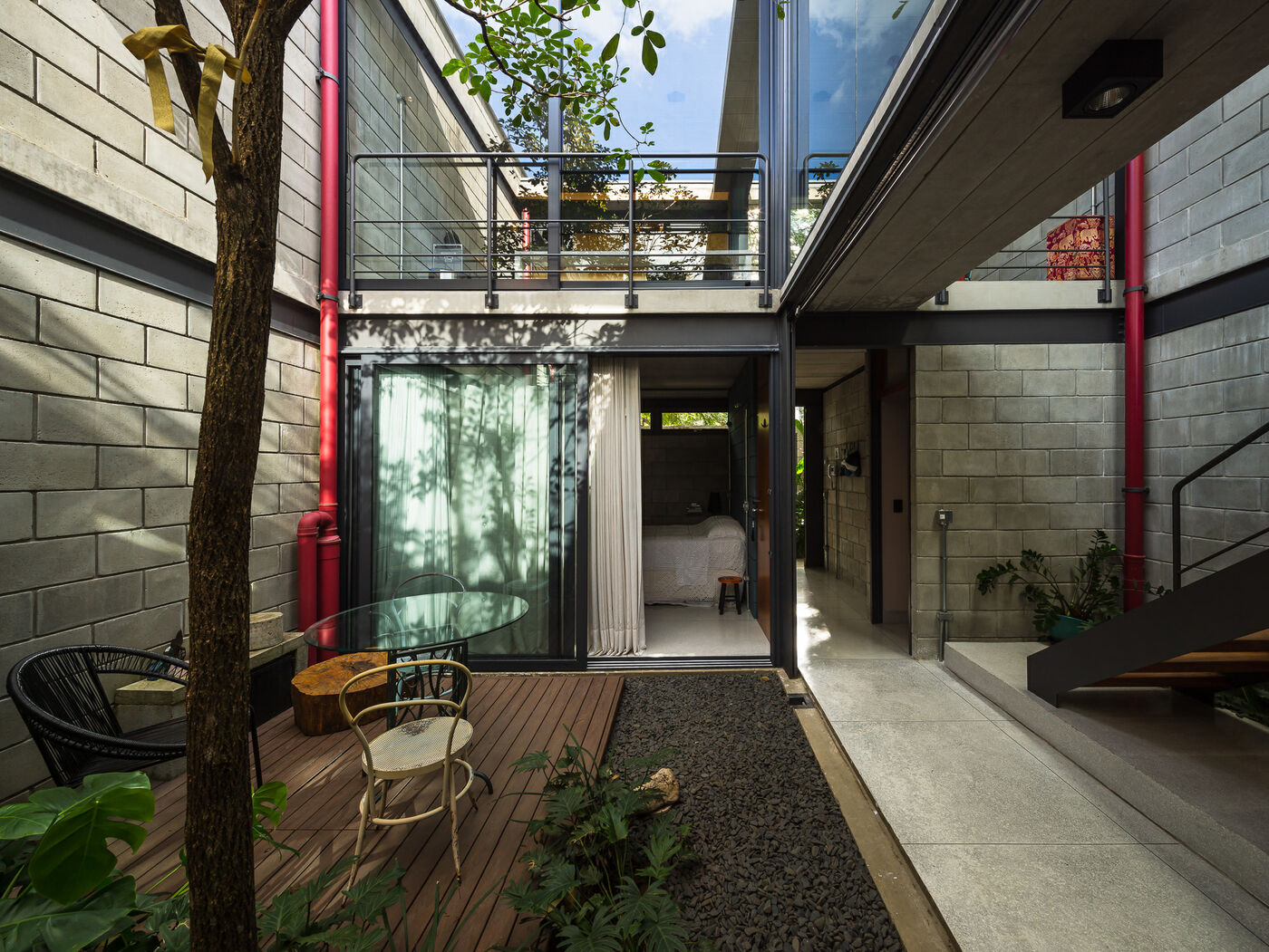 Ubaíra House 混凝土+玻璃 构筑通透感别墅设计案例