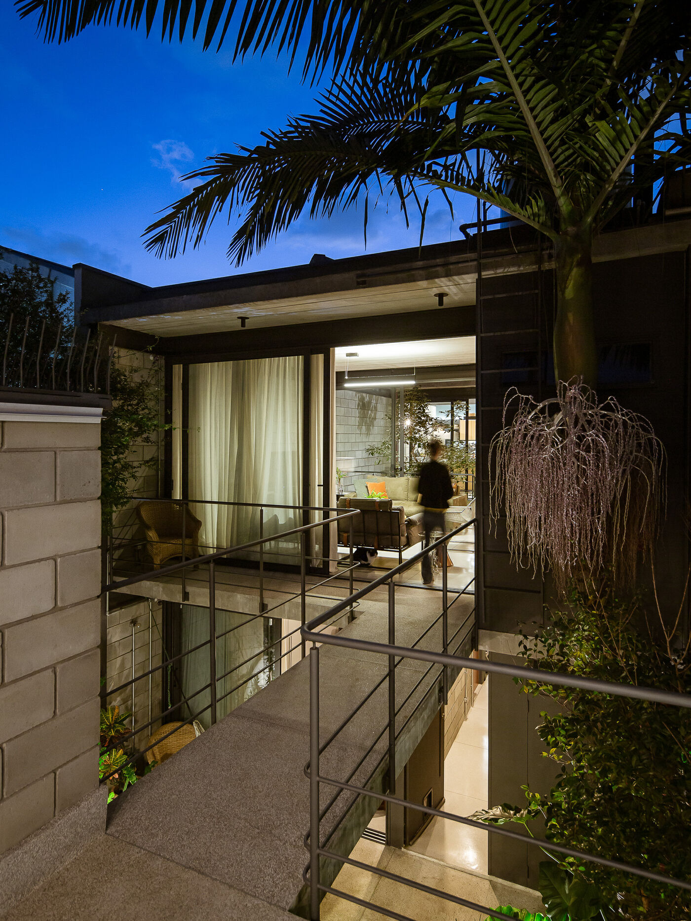 Ubaíra House 混凝土+玻璃 构筑通透感别墅设计案例