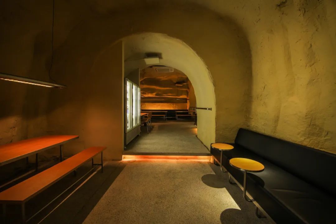 Hops Caver酒吧：从未来到过去，防空洞变酒吧设计案例