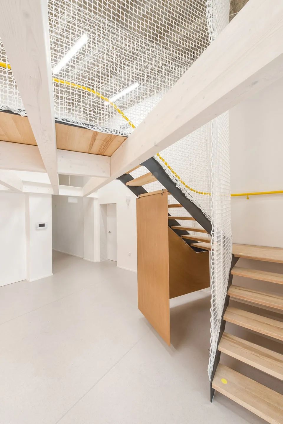如此优越位置建造学校十分罕见，与被联合国教科文组织列为世界遗产的圣三柱只有几米的距离设计案例