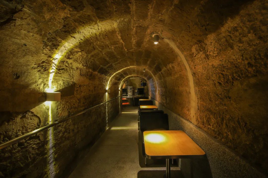 Hops Caver酒吧：从未来到过去，防空洞变酒吧设计案例