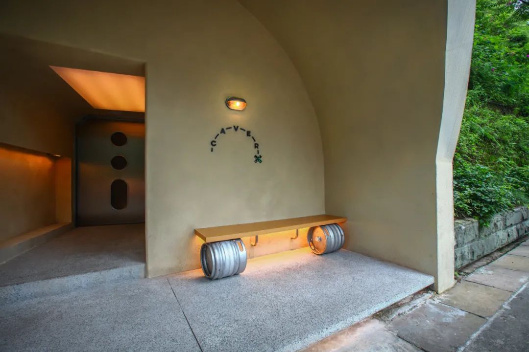 Hops Caver酒吧：从未来到过去，防空洞变酒吧设计案例