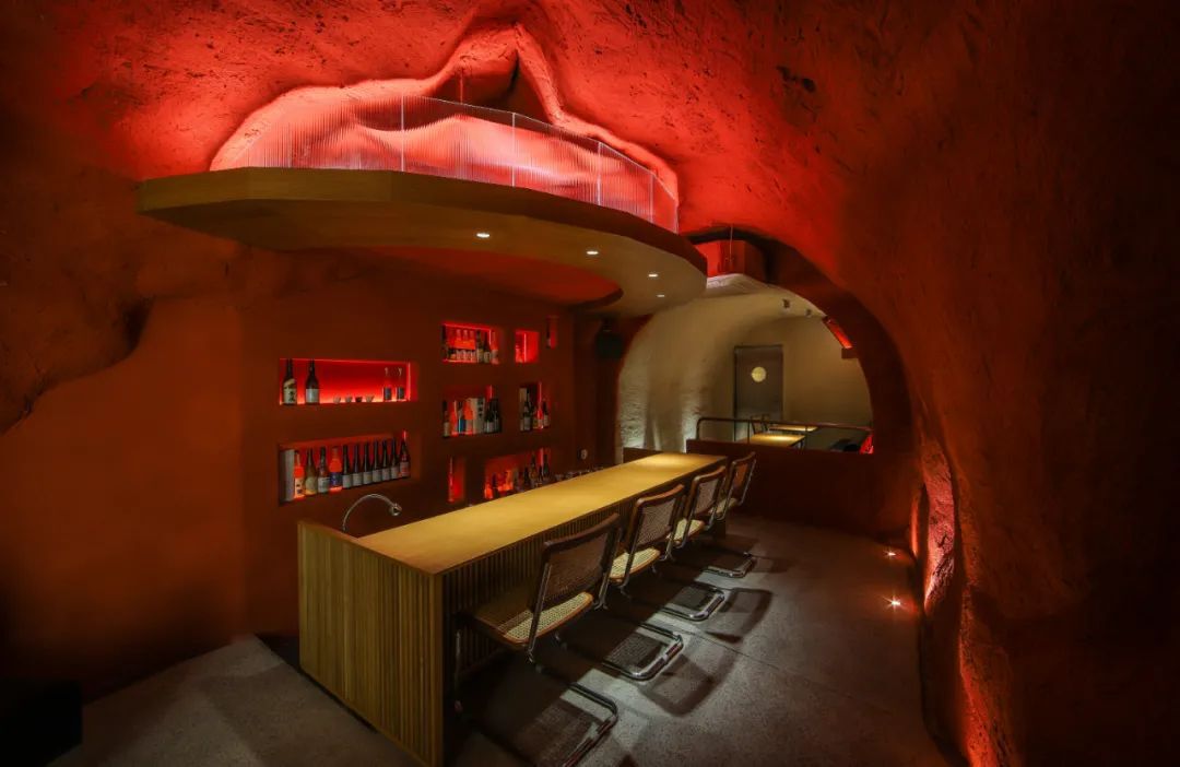 Hops Caver酒吧：从未来到过去，防空洞变酒吧设计案例
