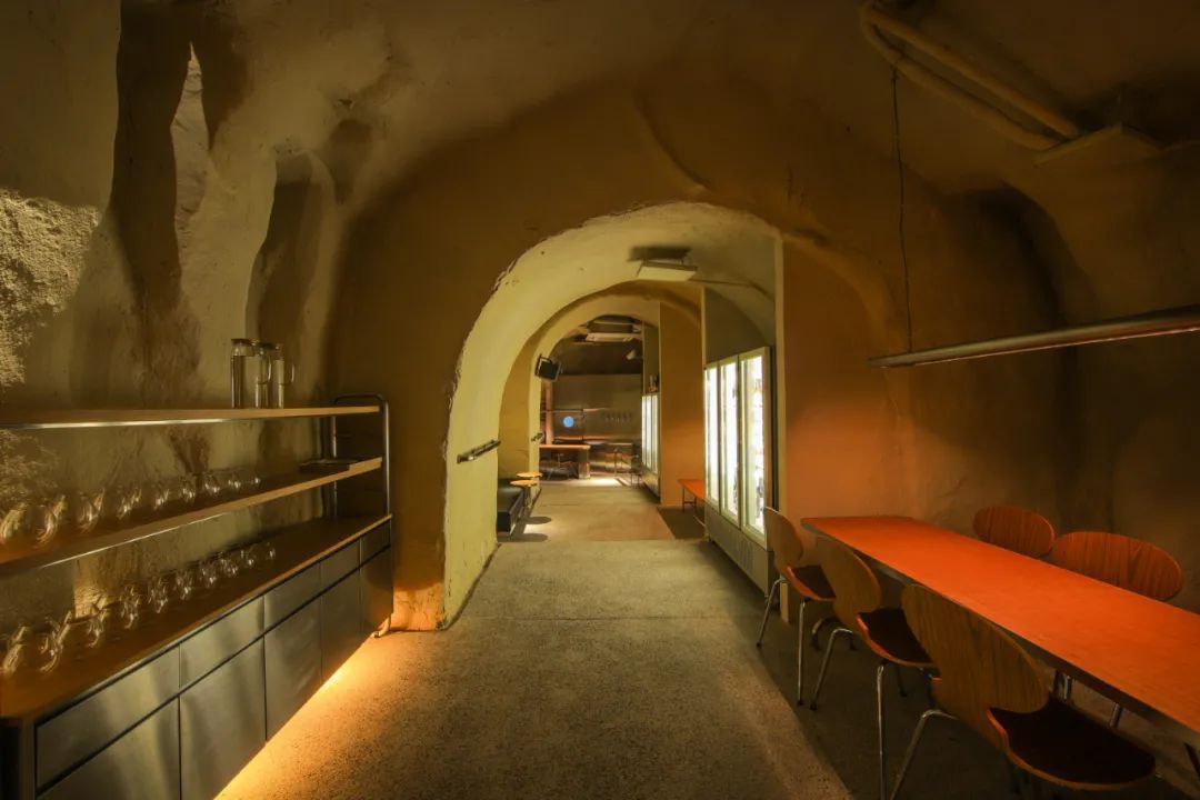 Hops Caver酒吧：从未来到过去，防空洞变酒吧设计案例