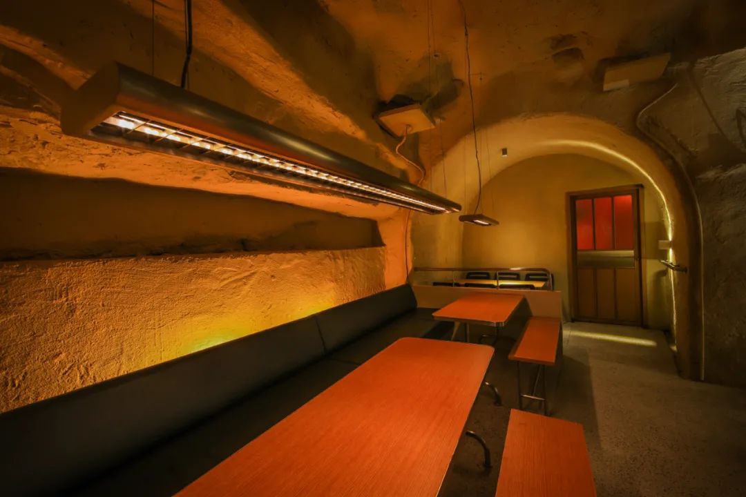 Hops Caver酒吧：从未来到过去，防空洞变酒吧设计案例