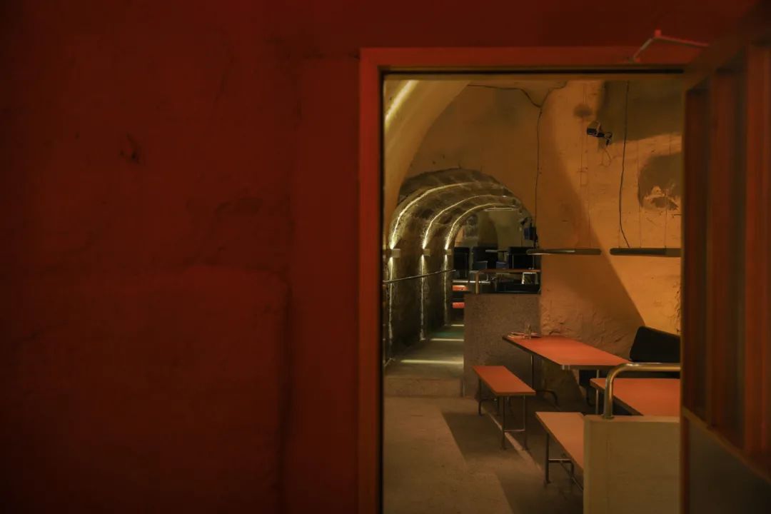 Hops Caver酒吧：从未来到过去，防空洞变酒吧设计案例