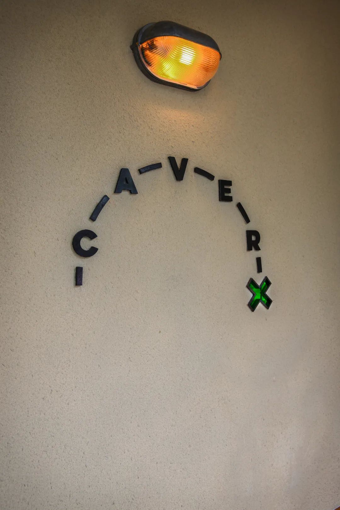 Hops Caver酒吧：从未来到过去，防空洞变酒吧设计案例