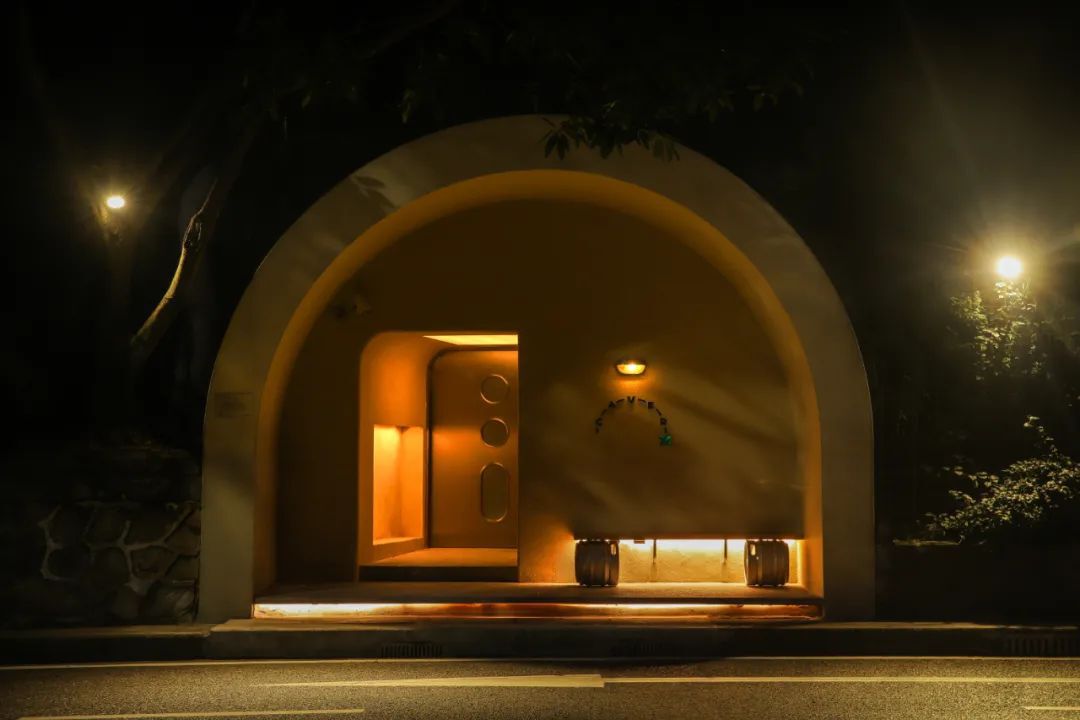Hops Caver酒吧：从未来到过去，防空洞变酒吧设计案例