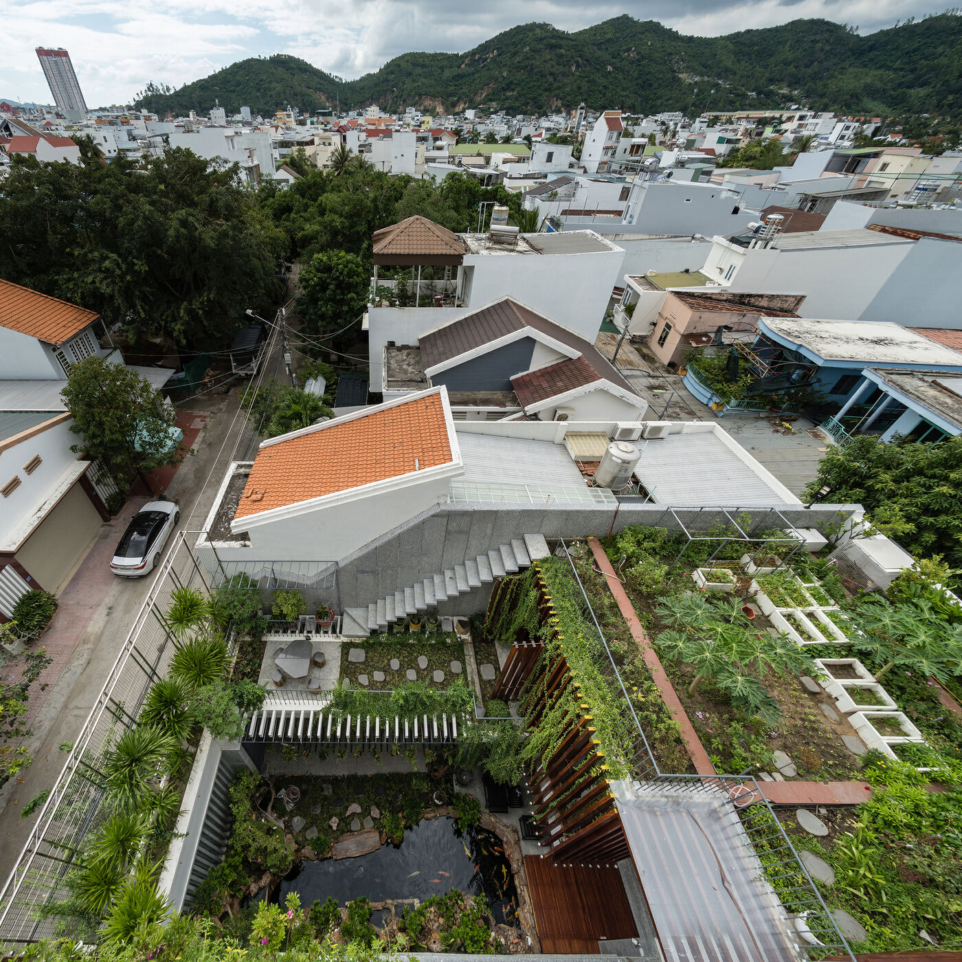 豪宅设计：Roof Gardens 环境、自然和人之间和谐的背景设计案例