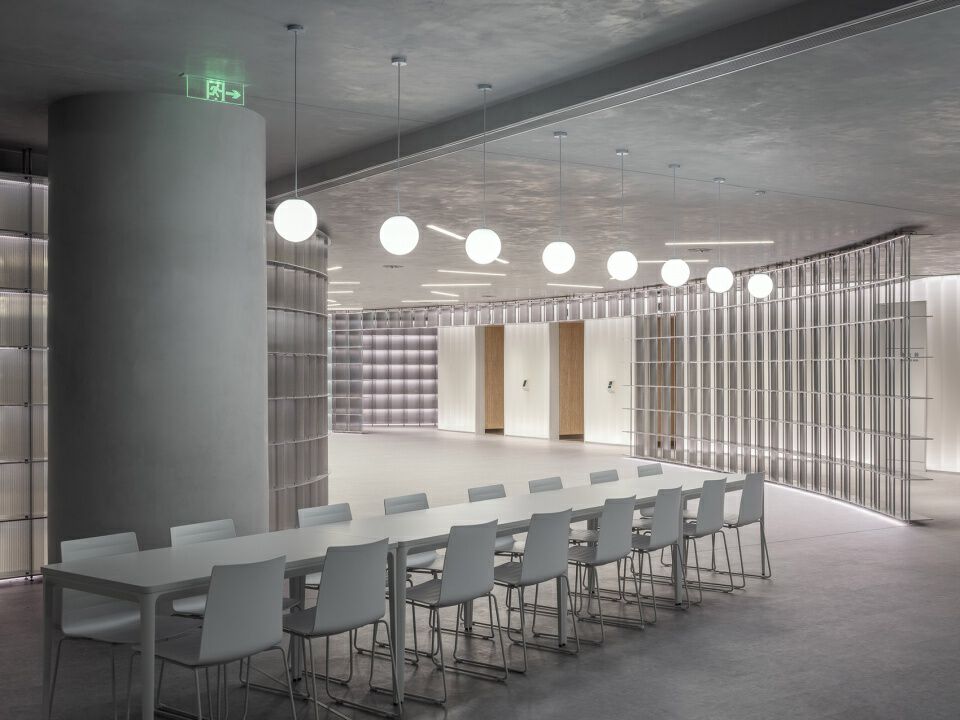 资产管理公司，回旋的光栅 | 合尘建筑设计案例