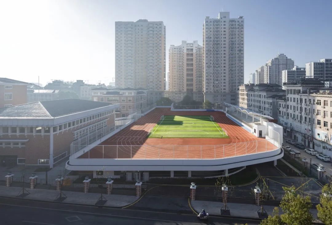 红砖与光影：义乌绣湖小学扩建 | 九米设计设计案例