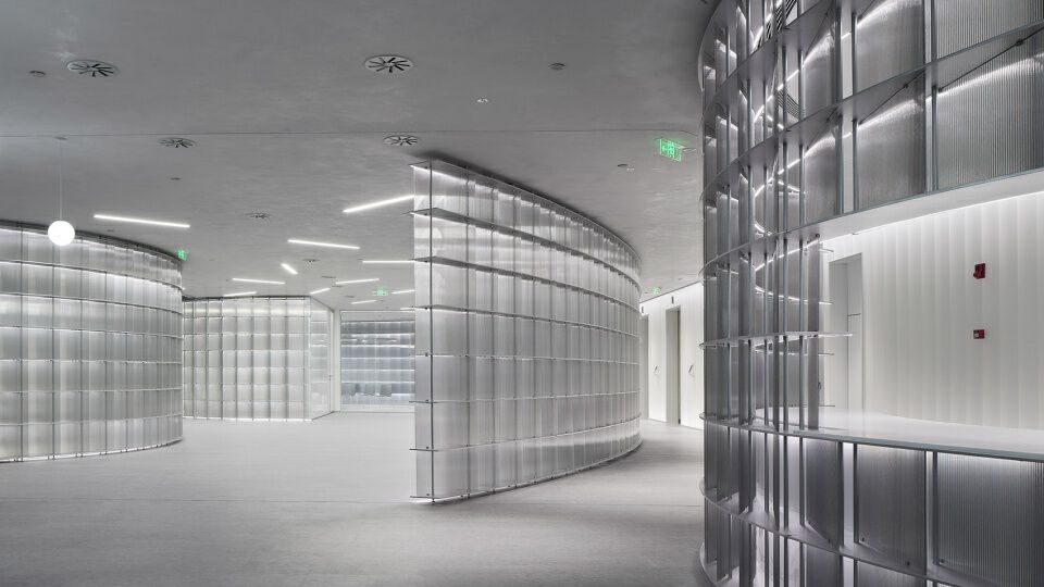 资产管理公司，回旋的光栅 | 合尘建筑设计案例