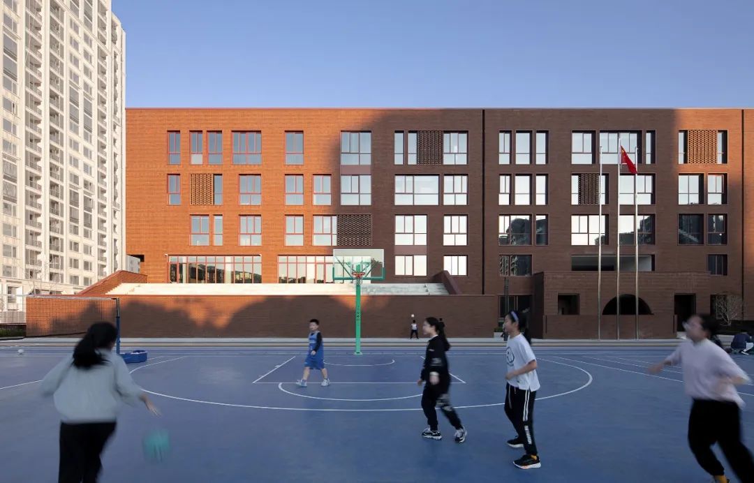 红砖与光影：义乌绣湖小学扩建 | 九米设计设计案例