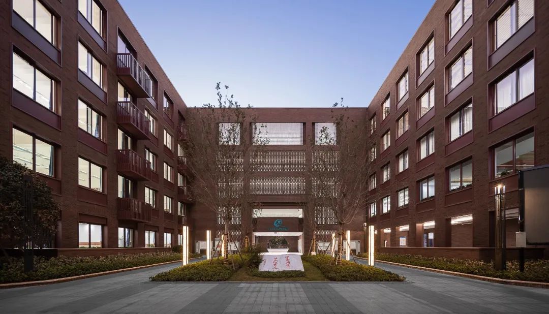 红砖与光影：义乌绣湖小学扩建 | 九米设计设计案例