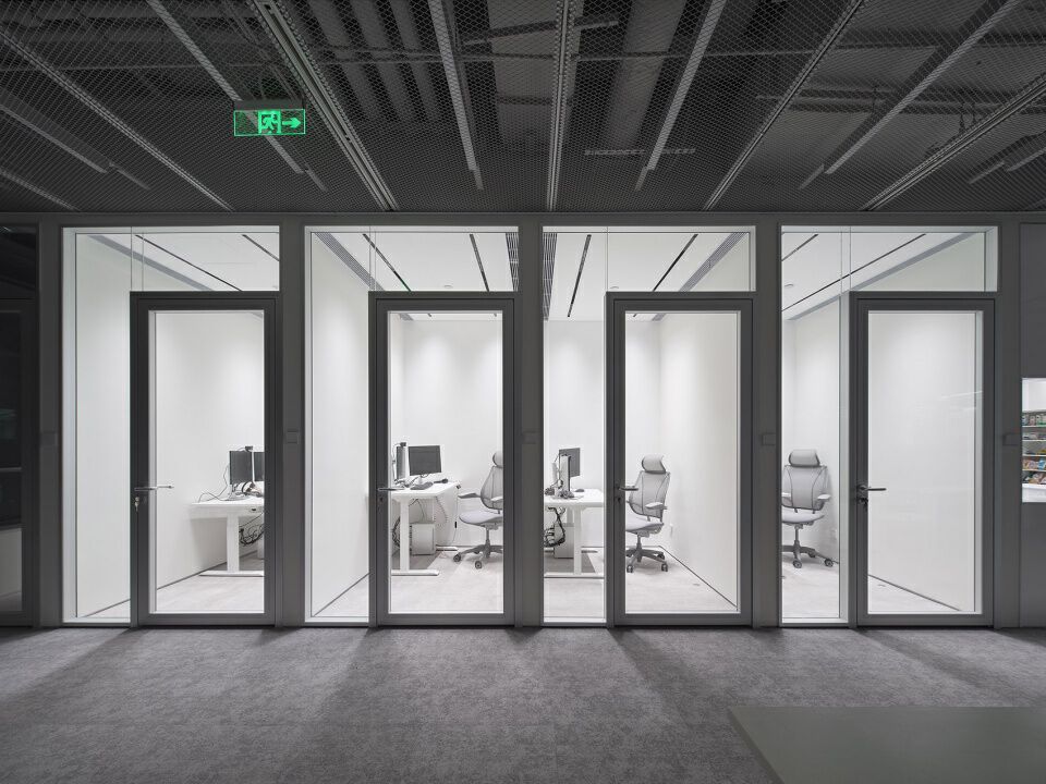 资产管理公司，回旋的光栅 | 合尘建筑设计案例