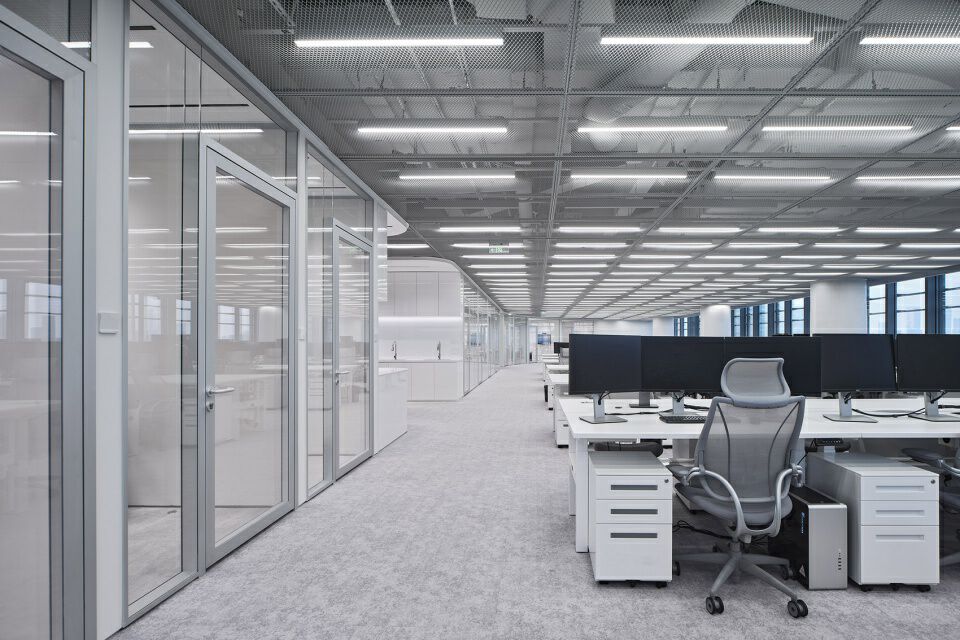 资产管理公司，回旋的光栅 | 合尘建筑设计案例