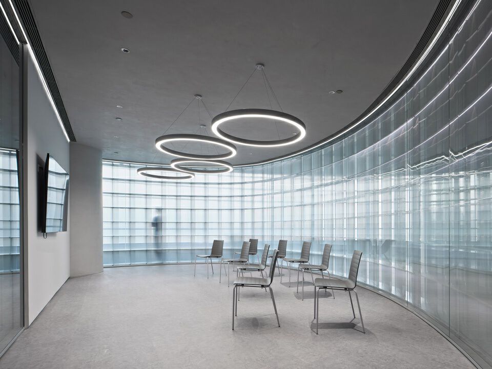 资产管理公司，回旋的光栅 | 合尘建筑设计案例