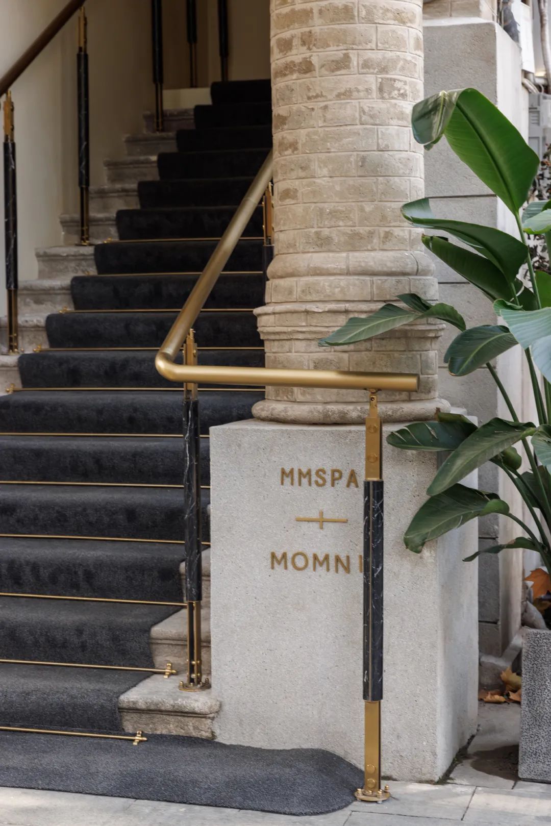 老建筑里的优雅时光，MOMNI 魅里皮肤诊所设计案例