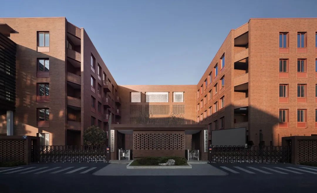 红砖与光影：义乌绣湖小学扩建 | 九米设计设计案例