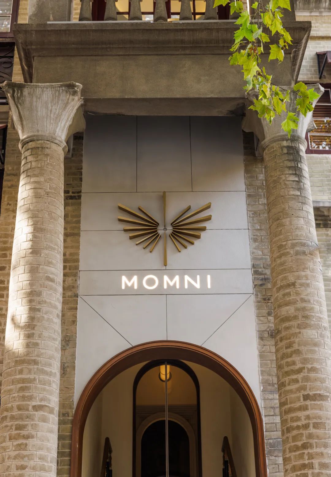老建筑里的优雅时光，MOMNI 魅里皮肤诊所设计案例