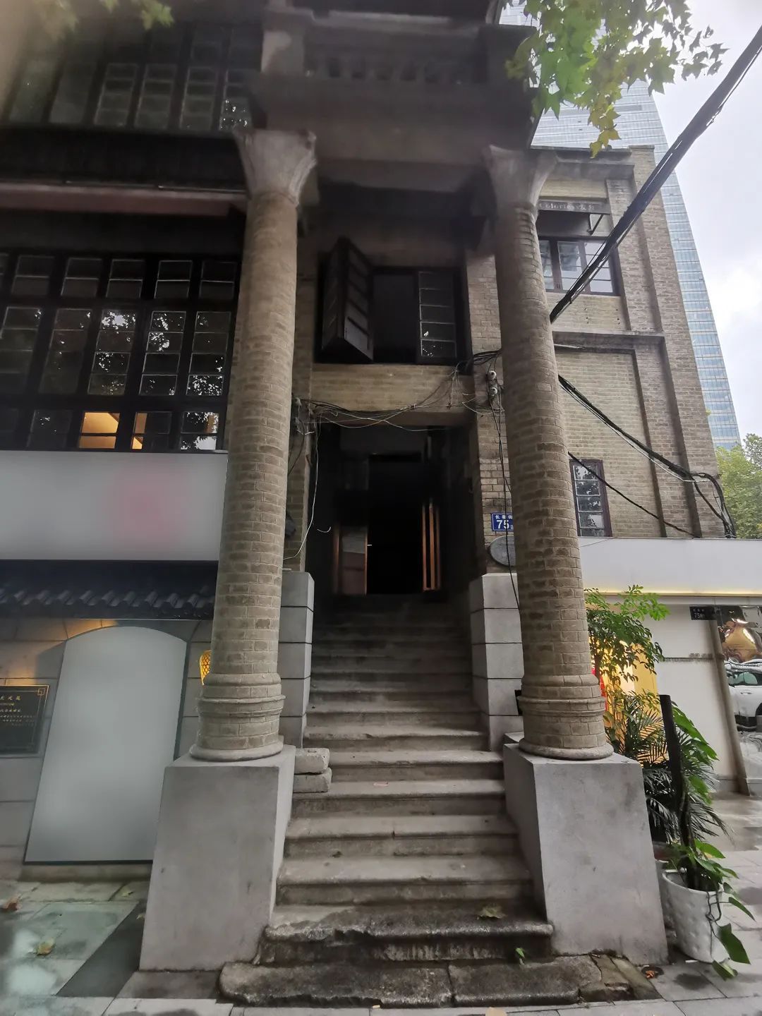 老建筑里的优雅时光，MOMNI 魅里皮肤诊所设计案例
